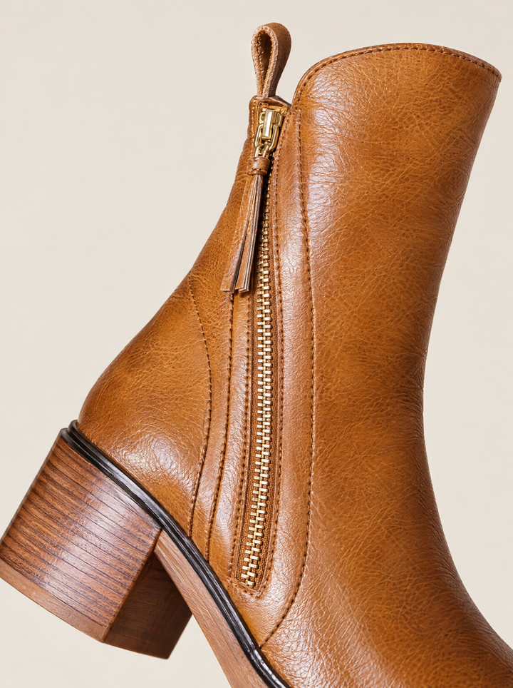 Selene ankle boot, Cognac, detail of side zip with tassel